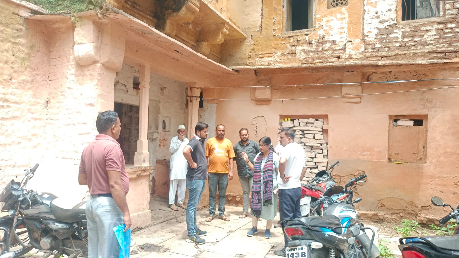 चंदेरी सीएमओ बोलीं आज चिन्हित जर्जर भवन कराए हैं खाली, अभी जारी हैं सर्वे