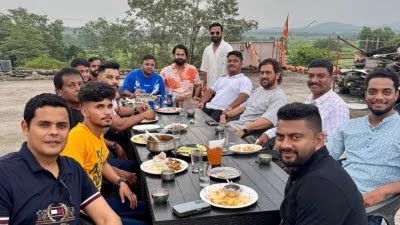 माही का कद बड़ा दिल बड़ा धोनी की दरिया दिली से फैंस हुए कायल एक साथ ढाबे में बैठकर खाने का लुफ्त उठाया…