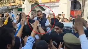 अब्दुल्ला आजम की रिहाई के बाद महिला सांसद का गेट पर रहस्यमयी मिलन!