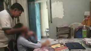 नंबर बढ़ाने और नौकरी दिलवाने जैसे झूठे झांसे देकर प्रोफेसर लड़कियों के साथ करता दुर्यव्यवहार…