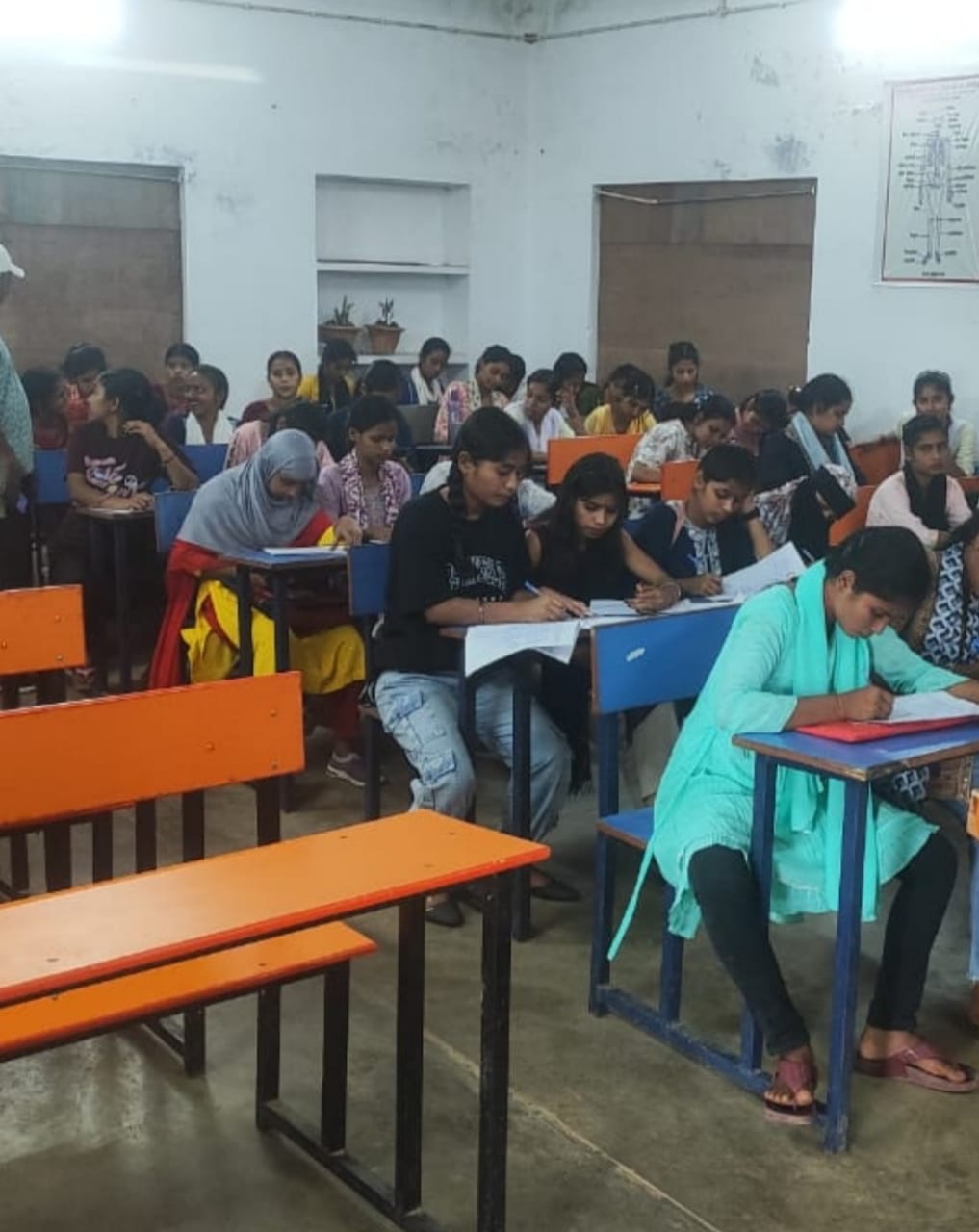 प्राक् परीक्षा प्रशिक्षण केंद्र मे बच्चे देख रहे हैं अपना भविष्य