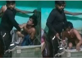 बहू के संदूक से निकला जिंदा बॉयफ्रेंड, घरवालों ने की जमकर धुलाई