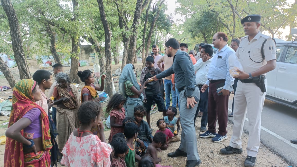 अंशुल कुमार जिला पदाधिकारी बांका के क्षेत्र भ्रमण के क्रम में घुमंतू परिवार के बच्चों का भविष्य संवरने की उम्मीद….