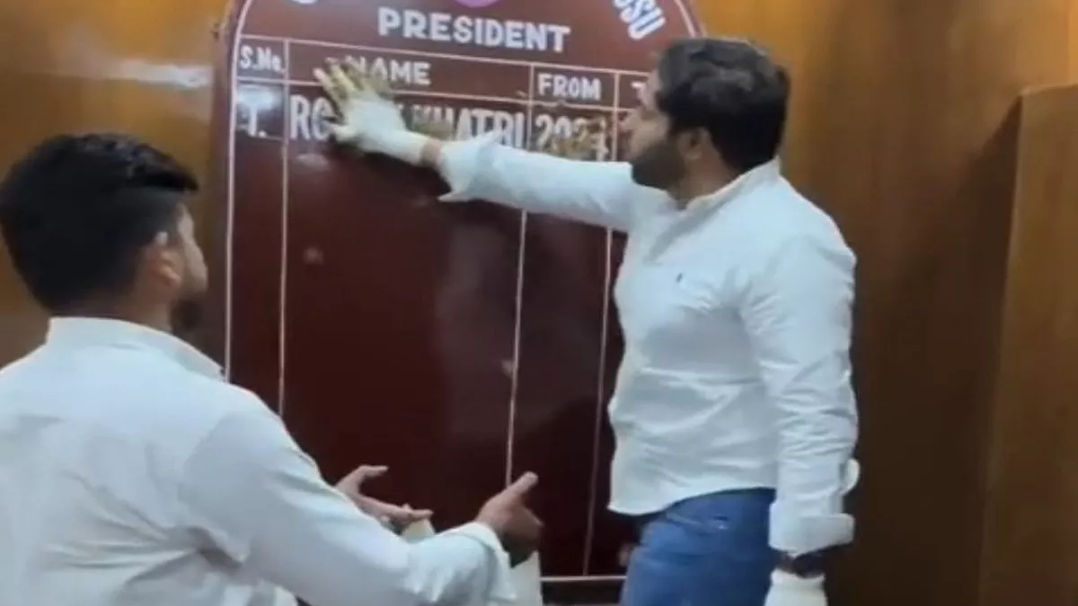 दिल्ली विश्वविद्यालय में फिर गोबर कांड! अब डूसू अध्यक्ष के कार्यालय में पोता गया गोबर, वीडियो हुआ वायरल….
