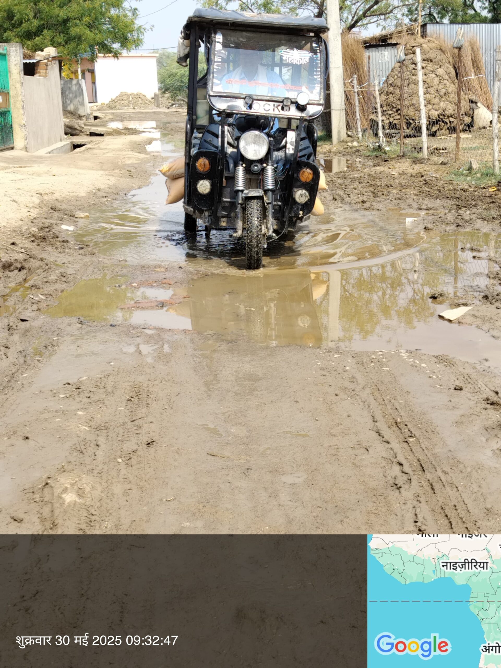 धर्मनगरी चित्रकूट में लोक निर्माण विभाग की उदासीनता के चलते गांवों की सड़कें तालाब में हुई तब्दील।