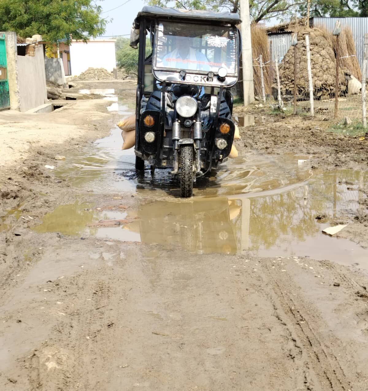 धर्मनगरी चित्रकूट में लोक निर्माण विभाग की उदासीनता के चलते गांवों की सड़कें तालाब में हुई तब्दील।