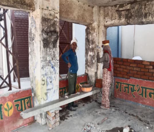 यात्री प्रतीक्षालय पर भूमाफिया का हो रहा है कब्जा, प्रशासन बना मूक बधिर