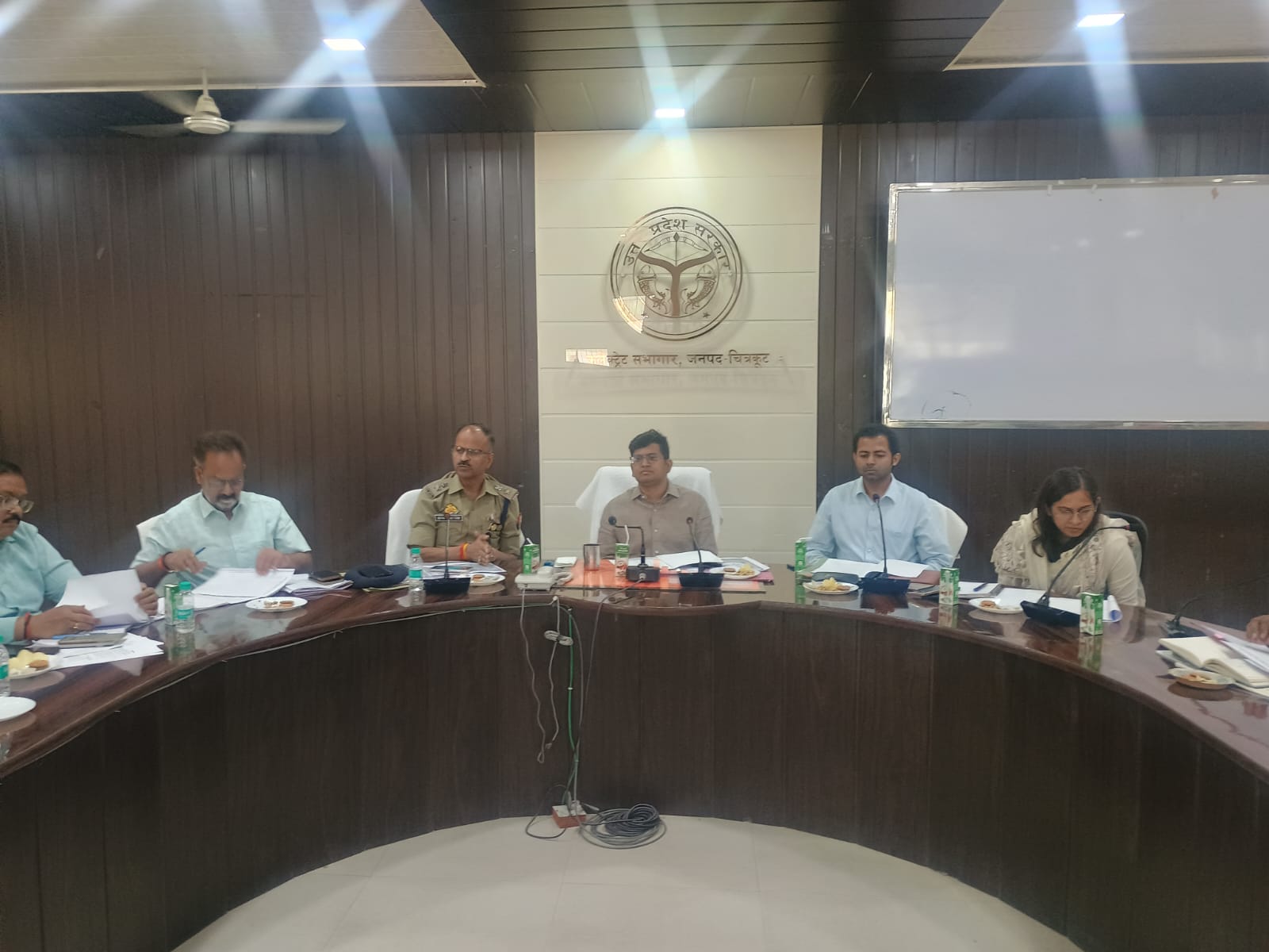 चित्रकूट:-जनपद में किसी भी हालत में ओवरलोड वाहन नहीं चलना चाहिए ,डीएम