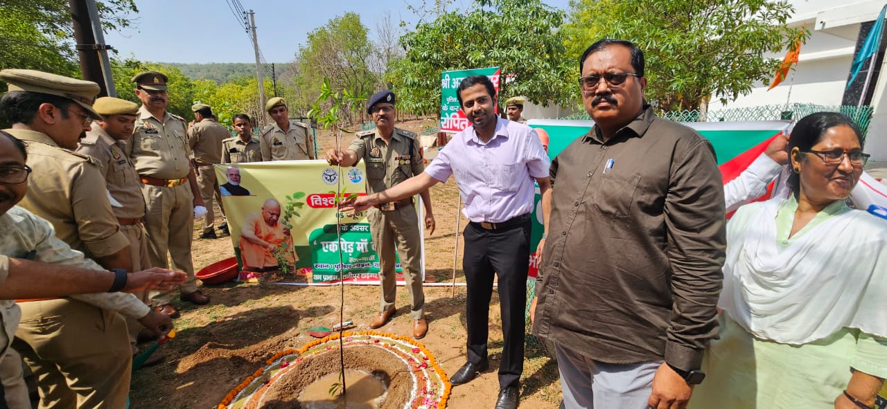 चित्रकूट:-विश्व पर्यावरण दिवस “एक पेड़ माँ के नाम” के अवसर पर एसपी ने किया वृक्षारोपण