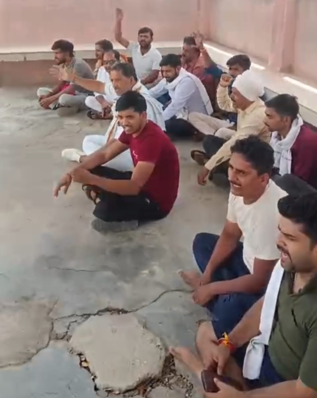 पुलिस थाने में जहर खाकर जान देने वाले रामबाबू तिवारी के जल्द पोस्टमार्टम के लिए ब्राह्मण समाज ने पोस्टमार्टम हाउस पर किया प्रदर्शन,गांव में एहतियातन पी ए सी तैनात