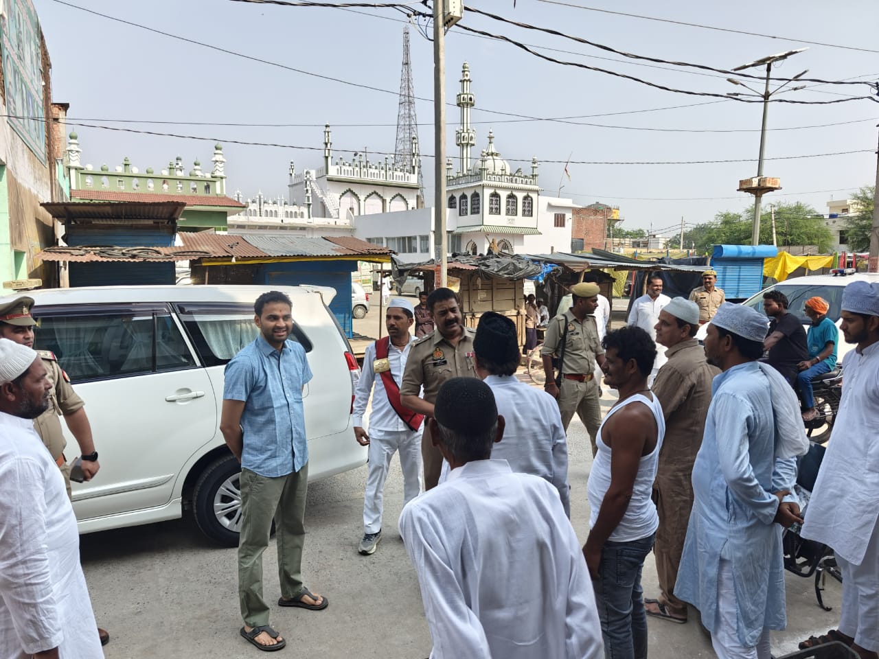 जिलाधिकारी व पुलिस अधीक्षक ने ईदगाह/मस्जिद/संवेदनशील स्थानों का भ्रमण कर सुरक्षा एवं कानून व्यवस्था का लिया जायजा …..