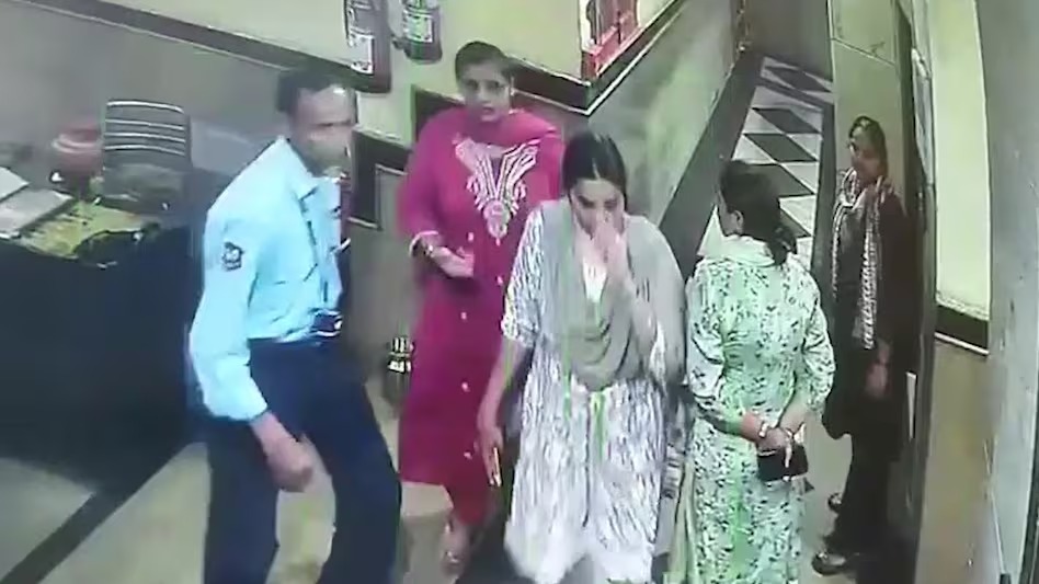ग्रेटर नोएडा में BJP विधायक की बेटी की दबंगई,गाड़ी में हुई टक्कर तो महिला और बेटी को फ्लैट में घुसकर…