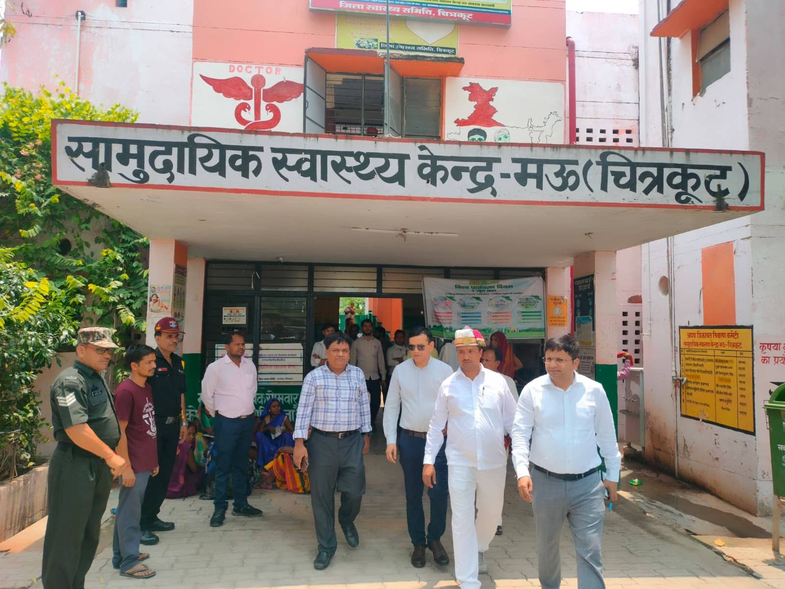 आयुक्त ने तहसील दिवस-मऊ में सुनीं जनसमस्याएं, सामुदायिक स्वास्थ्य केन्द्र का किया औचक निरीक्षण