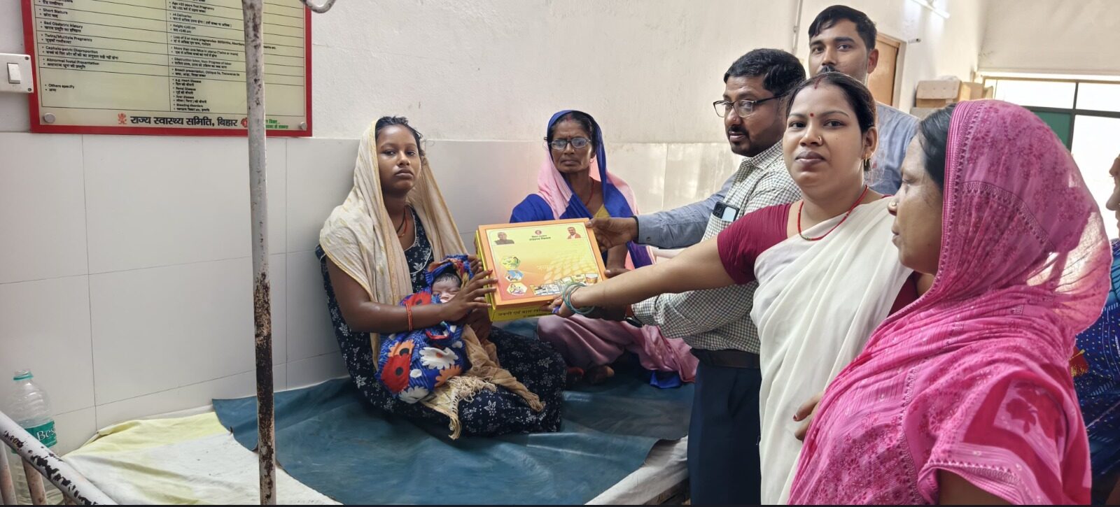 प्राथमिक स्वास्थ्य केंद्र में प्रसव कराने वाली माताओं को मिला “जच्चा-बच्चा किट”, पोषण और स्वास्थ्य पर विशेष जोर