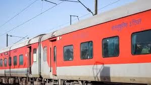चलती ट्रेन में पीट-पीटकर हत्या: 20 लोगों की भीड़ ने दिल्ली से लौट रहे युवक को मार सरेआम उतारा मौत के घाट….