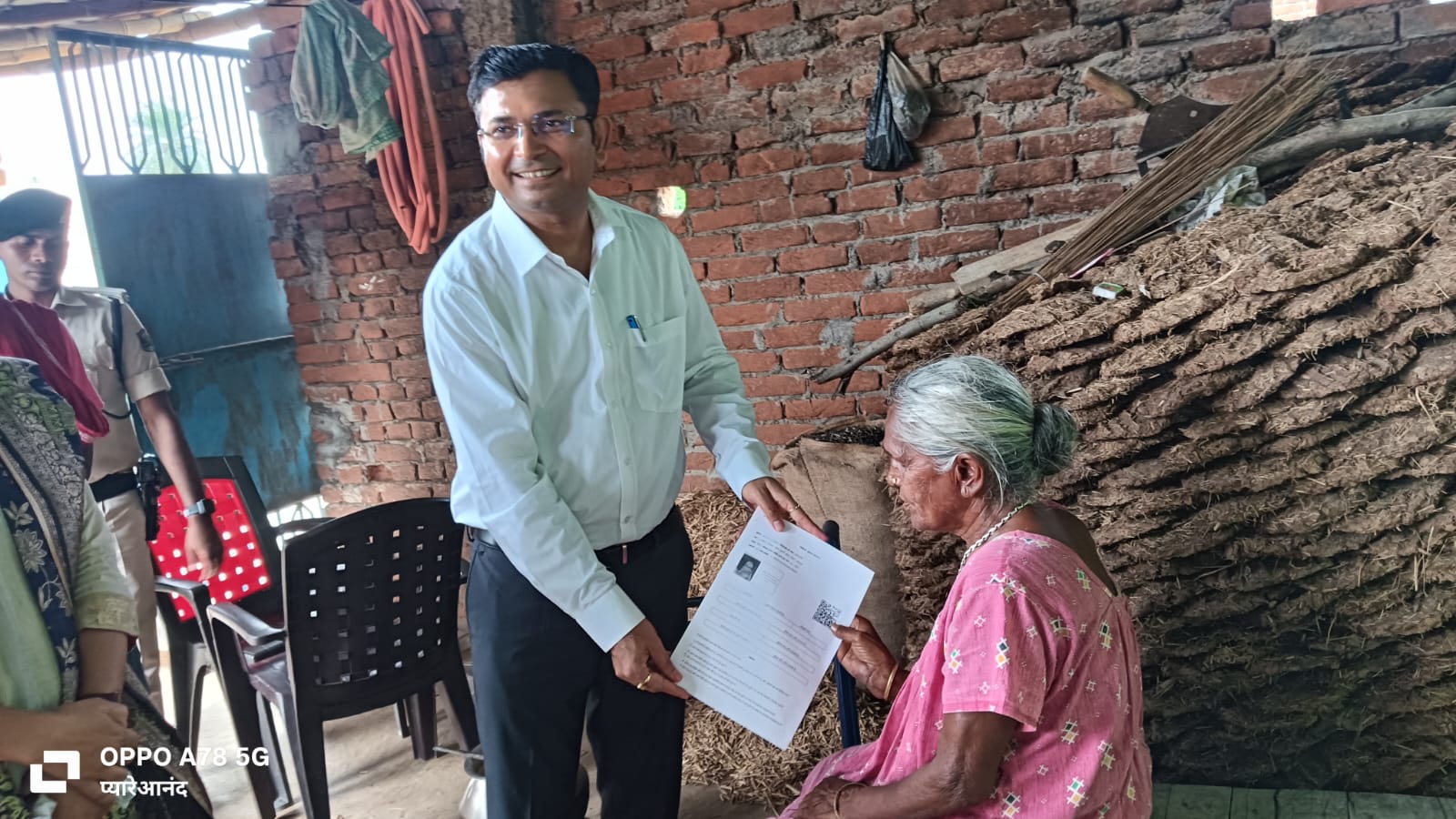 विशेष गहन पुनरीक्षण क्रम मे जिला पदाधिकारी बांका दुधारी पंचायत के बिषहरा गावं मे