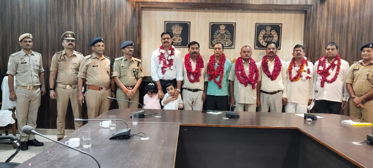 चित्रकूट -अधिवर्षता पूर्ण कर पुलिस विभाग से सेवानिवृत हो रहे प्रतिसार निरीक्षक सहित 05 उपनिरीक्षक नागरिक पुलिस, 01 मुख्य आरक्षी नागरिक पुलिस को दी गयी भावभीनी विदायी