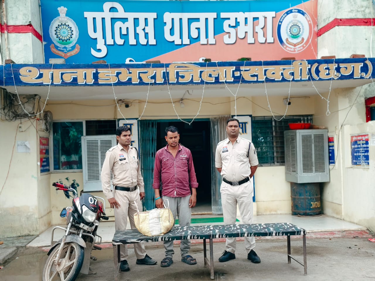 15 लीटर कच्ची महुआ शराब के साथ आरोपी गिरफ्तार डभरा पुलिस की कार्यवाही